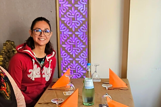 Foto: Lourdes Sanchez an einem gedeckten Tisch