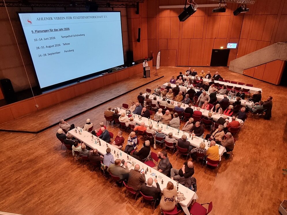 Foto: Blick von oben auf die Sitzreihen in der Stadthalle