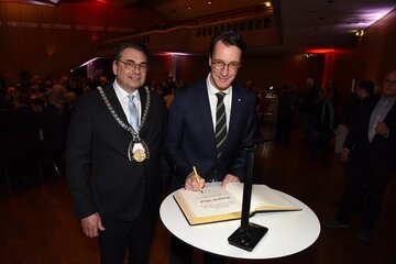 Empfang zum Jubiläum „800 Jahre Ahlen“: Ministerpräsident Hendrik Wüst trägt sich in das Goldene Buch der Stadt Ahlen ein.