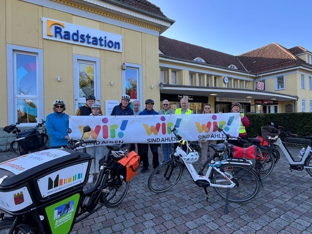 Foto: Gruppenfoto vor der Radstation