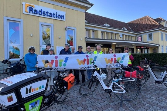 Foto: Gruppenfoto vor der Radstation