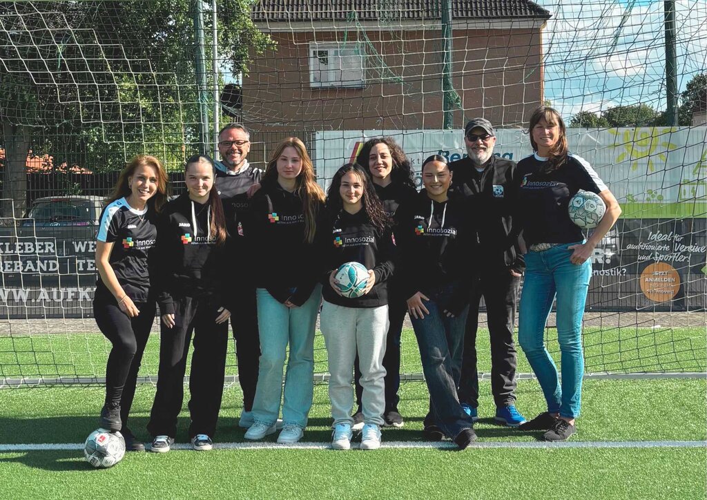 Gruppenfoto vor Fussballtor