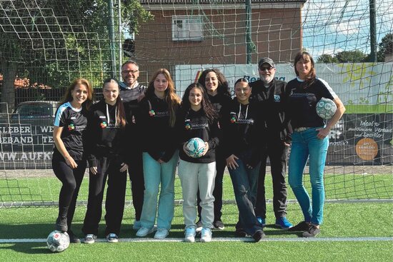 Gruppenfoto vor Fussballtor