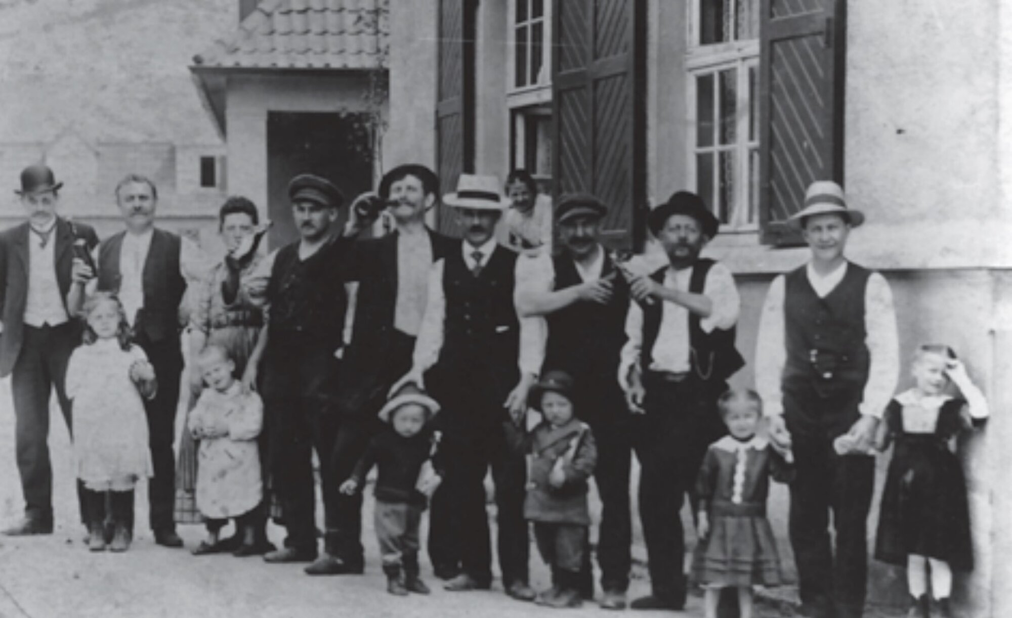 Foto: Historisches Foto Menschenmenge vor Hausfront