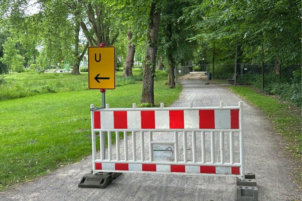 Baustraße führt durch den Stadtpark