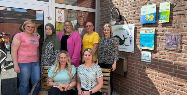 Foto: Gruppe vor der Eingangstür der Kita Jona