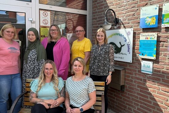 Foto: Gruppe vor der Eingangstür der Kita Jona