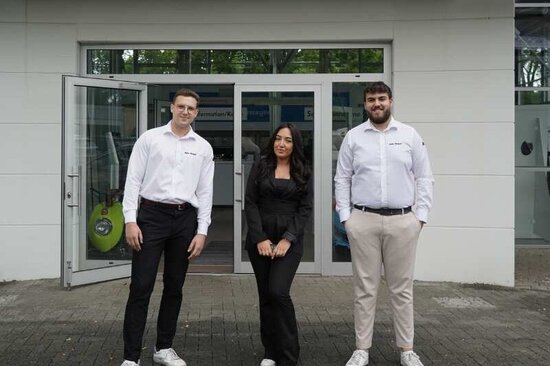 Gruppenbild drei Jugendliche vor Autohaus