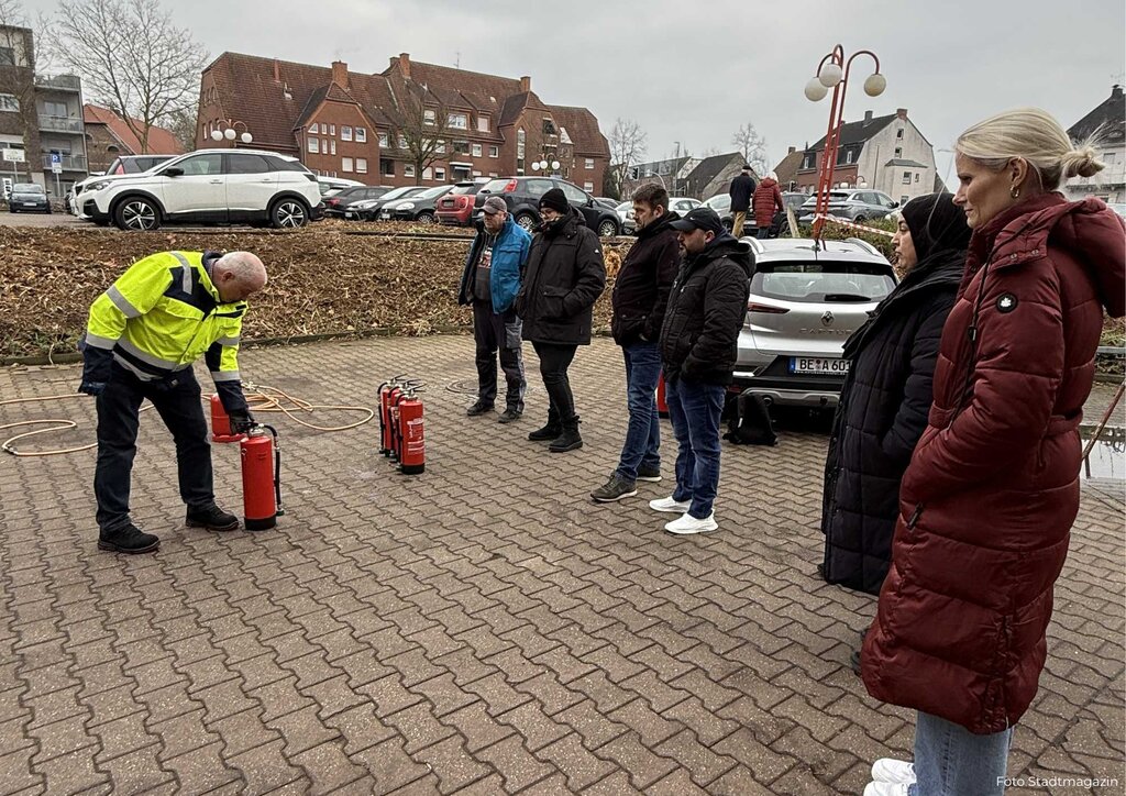 Feuerlöscher, Schulung, Gruppe auf Parkplatz