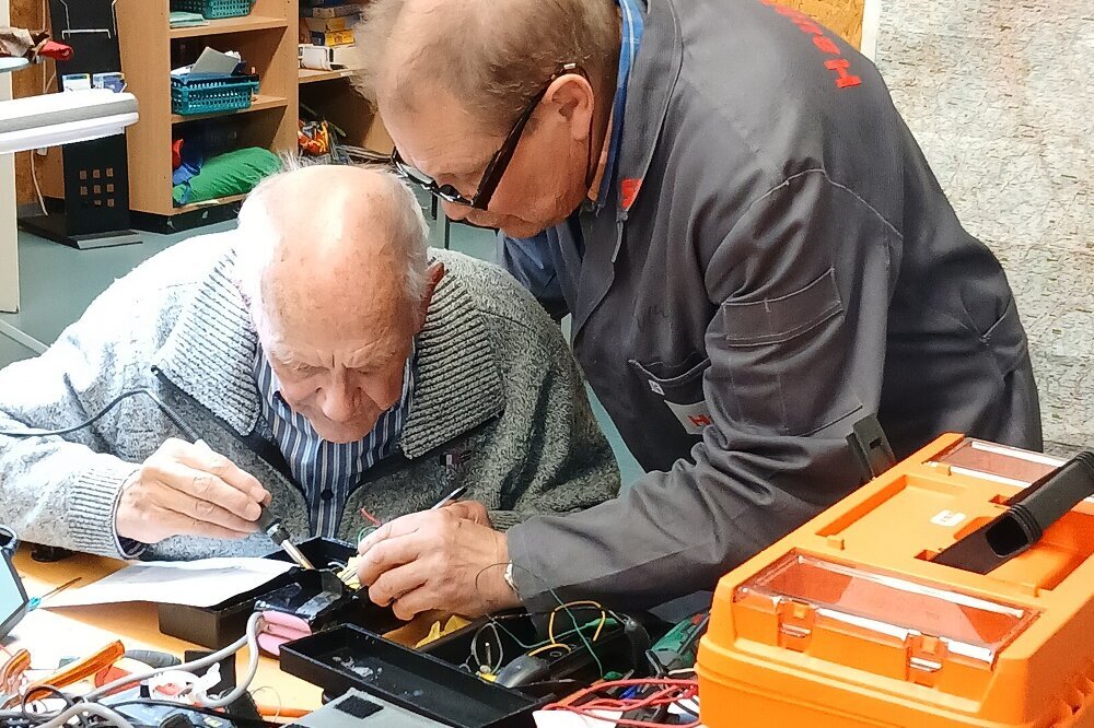 Ehrenamtliche Experten öffnen das Reparatur-Café im St. Vinzenz 