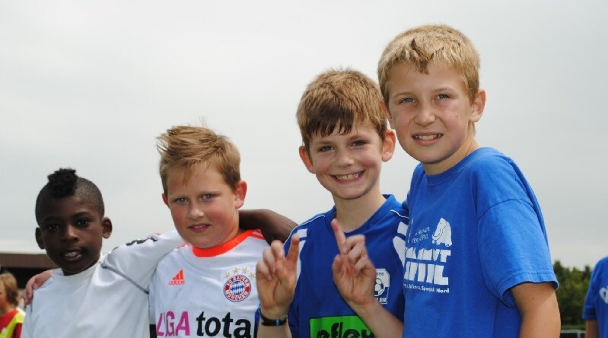 Foto: 4 Jungen in Sportkleidung