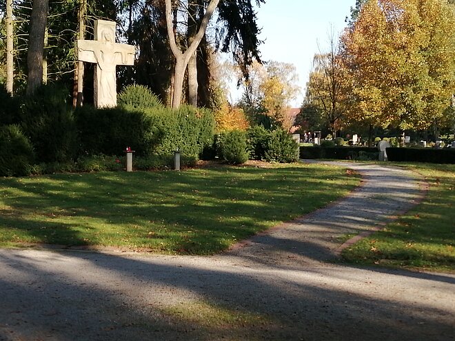 Foto: Weg mit Grabmal auf dem Südfriedhof