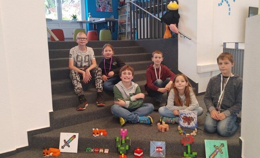 Foto: Kindergruppe auf einer Treppe