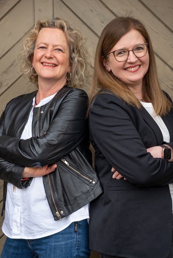 (v.l.) Anke Kemper und Astrid Ploetner laden zur Krimilesung ein