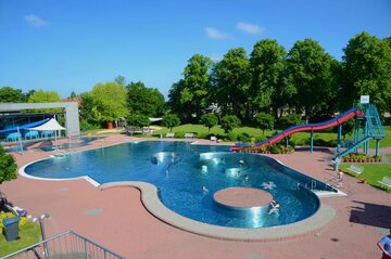 Foto: Schwimmbecken im Freibad