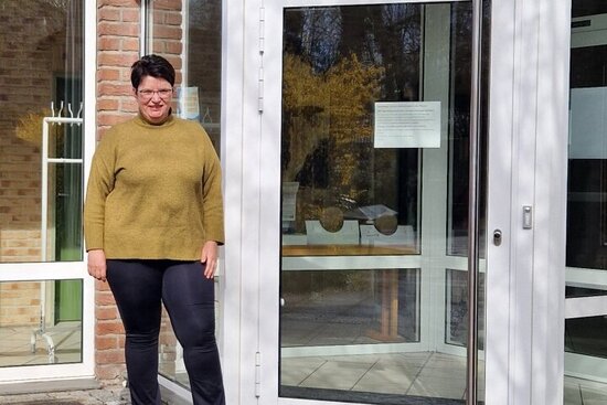 Foto: Sandy Richter vor der Eingangstür des Pfarrheims St. Elisabeth