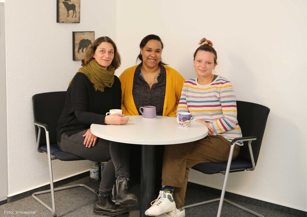 drei Frauen sitzen am Tisch