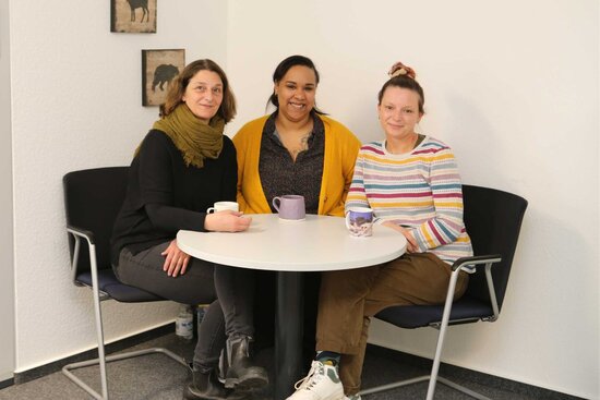 drei Frauen sitzen am Tisch