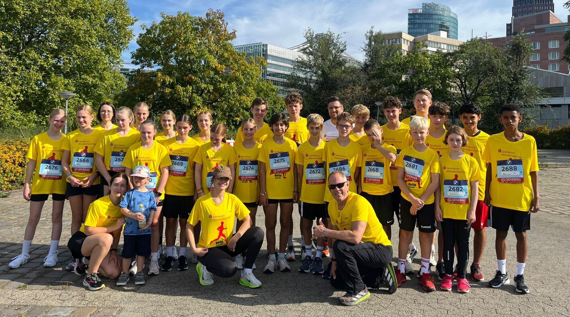 Foto: Gruppenbild, alle mit einem gelben Shirt bekleidet