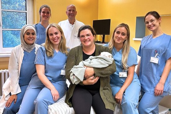 In den besten Händen waren (Mitte) Mutter Carolin Philipper und ihre neugeborene Tochter Mila im St. Franziskus-Hospital Ahlen