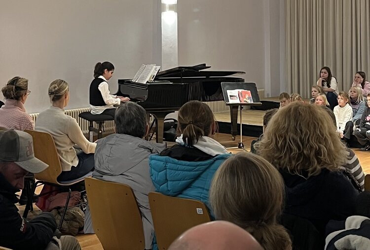 Rahel Basna Hanne verbreitet weihnachtliche Stimmung am Flügel.
