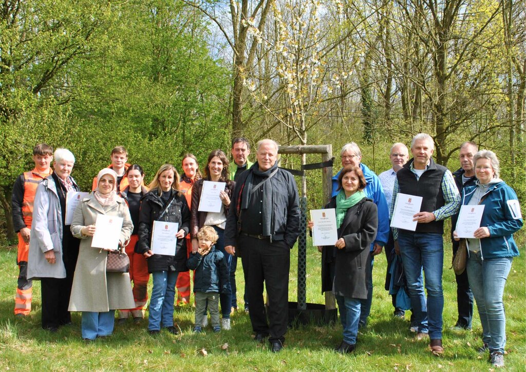 Gruppenbild im Park vor Bäumen