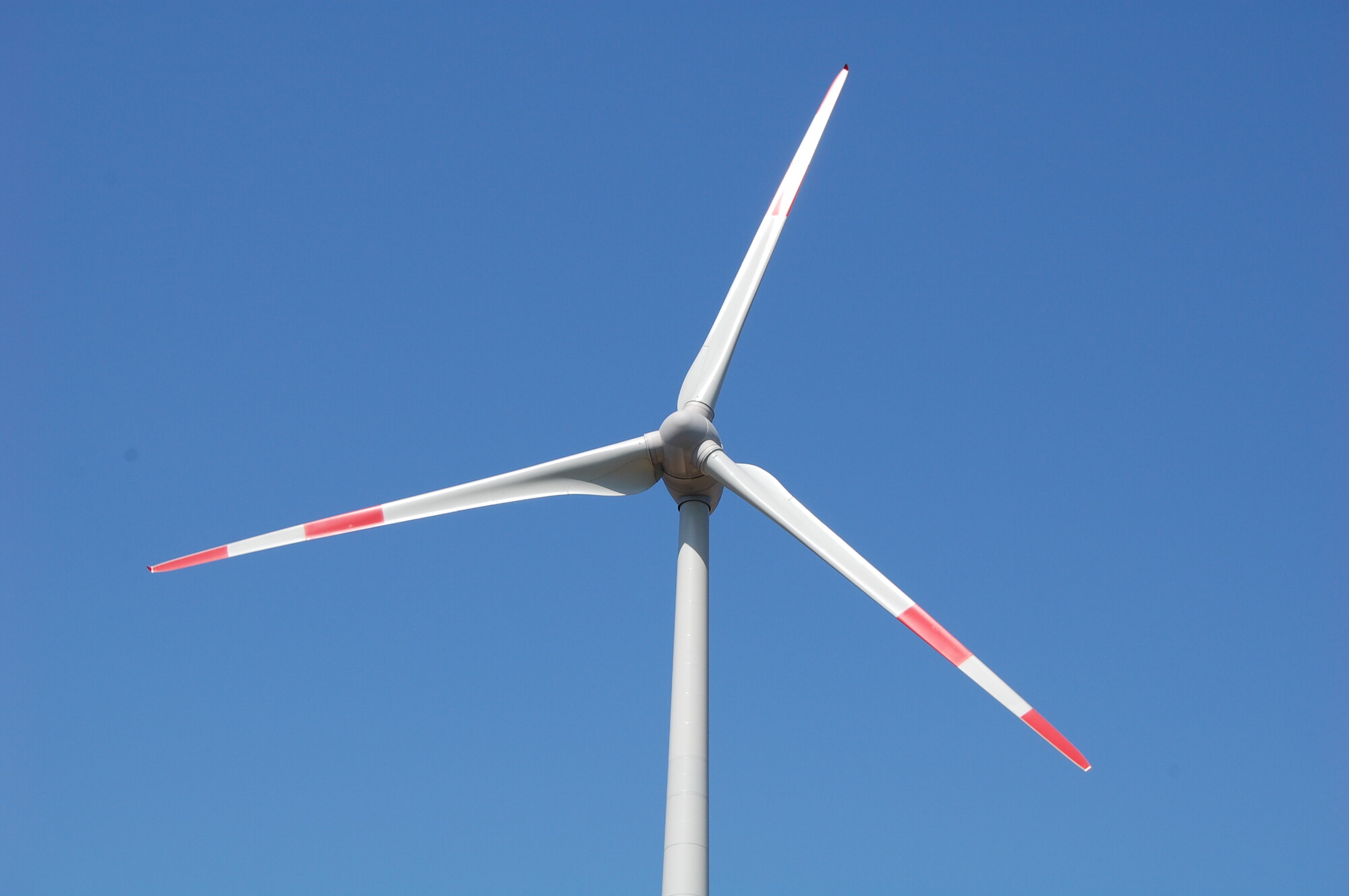 Foto: Windrad vor blauem Himmel