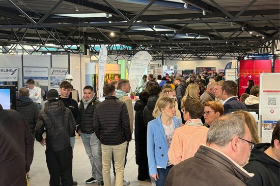 viele Menschen in einer Halle der Ausbildungsmesse