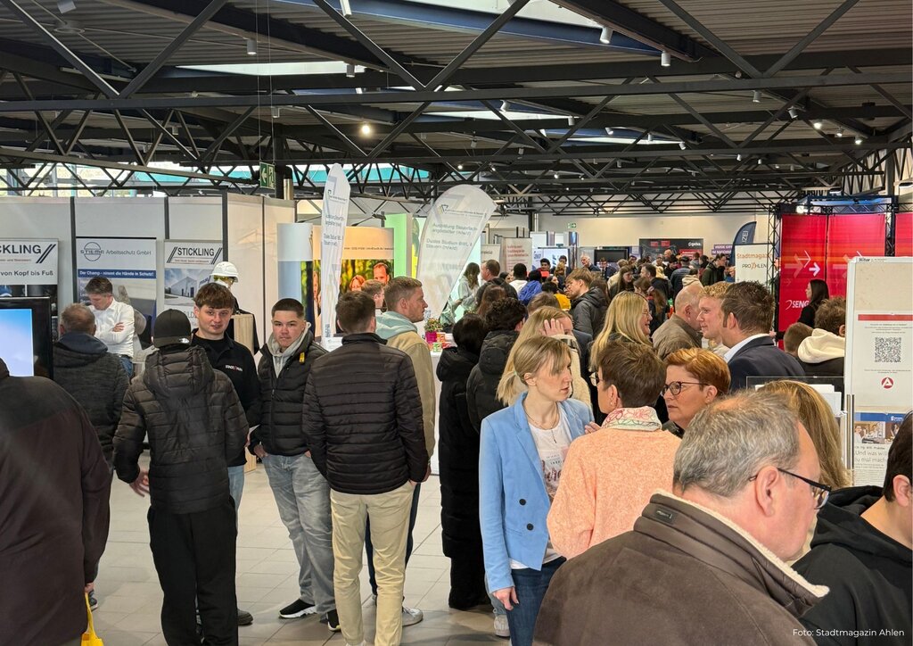 viele Menschen in einer Halle der Ausbildungsmesse