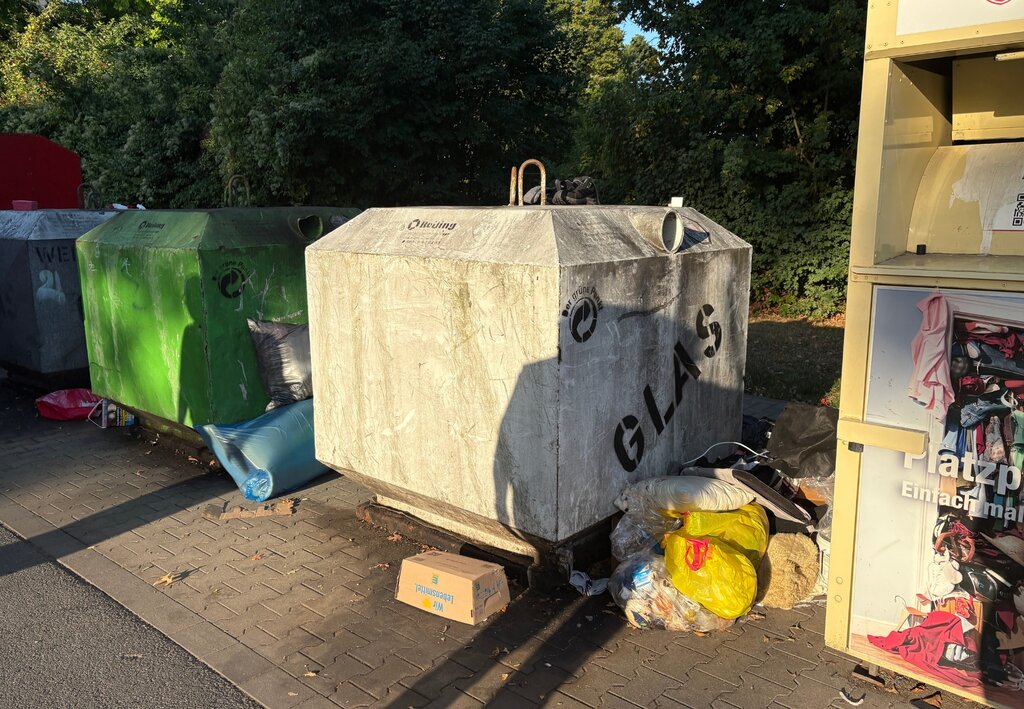 Containerstandorte werden mittlerweile regelmäßig für andere Abfälle genutzt