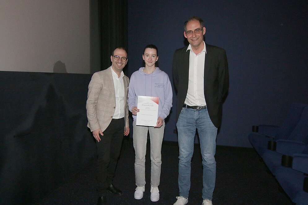 Foto: ATC 75 e.V. Tennis Einzelwettbewerbe (13-16 Jahre), Juniorinnen U16: (v.l.) Matthias Harman, Leni Schaper, Jochen Dornseifer