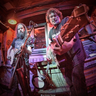 Foto: HeavyGrass mit Gitarren auf der Bühne