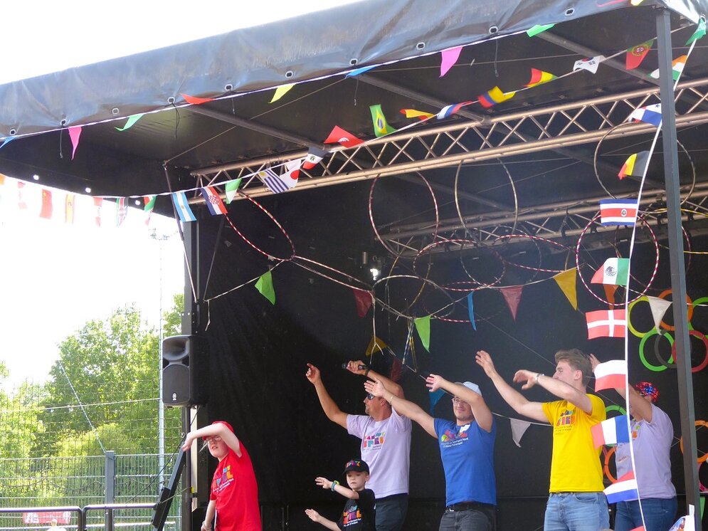 Foto: Betreuer auf der Bühne beim Warm-Up