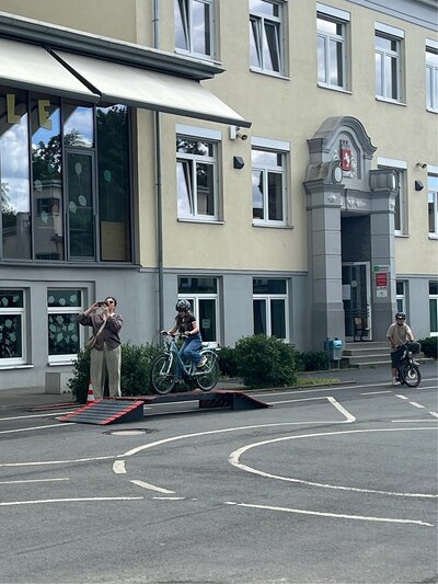 Foto: Eingezeichneter Parcour auf dem Schulhof der Barbaraschule