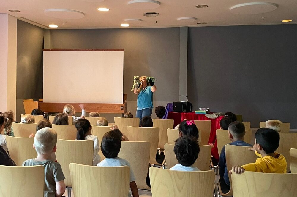 „Kulturknirpse“ locken Chamäleon Balduin aus dem Versteck