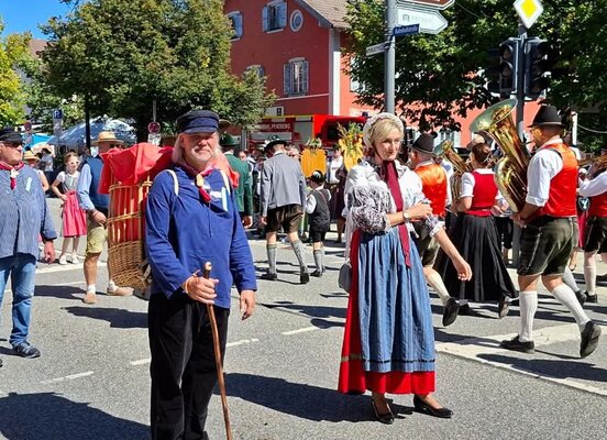 Foto: Umzug mit Trachtenkostümen