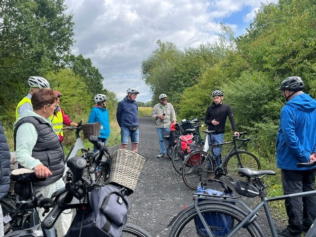 Foto: Fahrradgruppe steht auf einem Weg