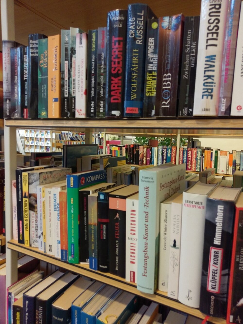 Foto: Bücherregale in der Stadtbücherei