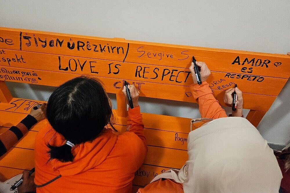 25. November: Orangene Bank zum Tag gegen Gewalt an Frauen