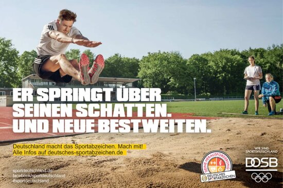 Plakat Leichtathletik Sprung in Sand mit weißem Textzug und Logos