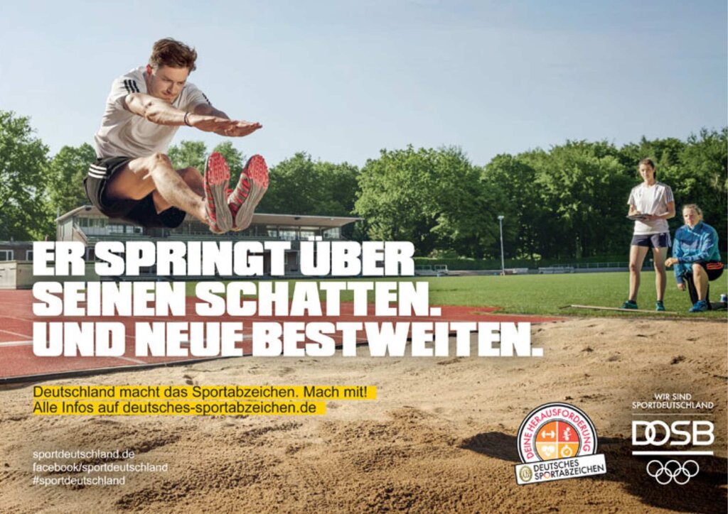 Plakat Leichtathletik Sprung in Sand mit weißem Textzug und Logos