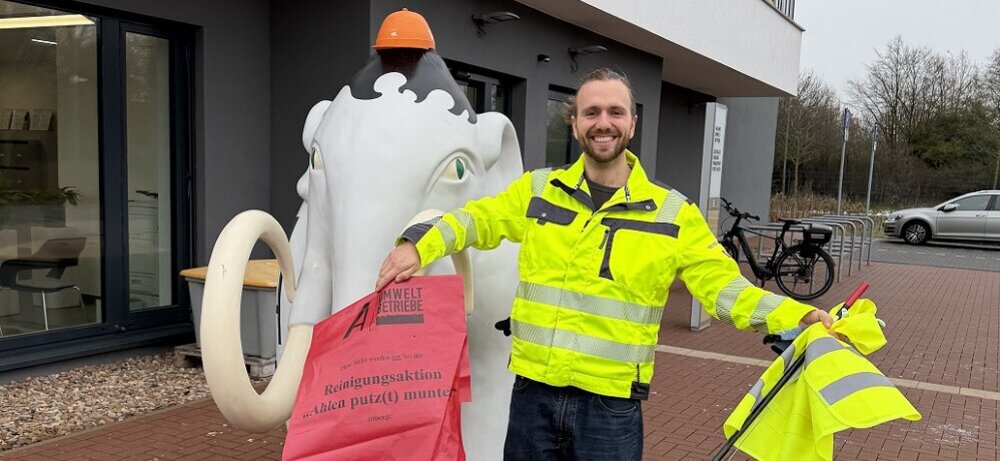 Foto: Toni Schott mit einem Müllsack und einem Greifer