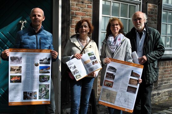 Foto: 4 Personen mit Plakaten vor dem Eingang des Heimatmuseums
