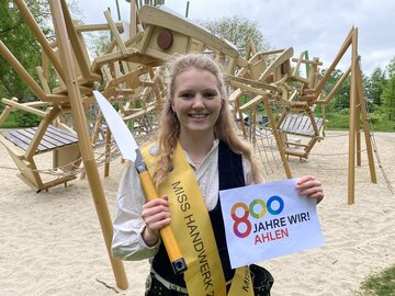 Lea Heuer (24), ledig, wohnhaft in Ahlen, Zimmerer-Gesellin, Miss Handwerk 2024, Hobby: Motorradfahren.