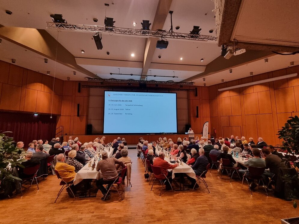 Foto: Blick über die Teilnehmenden auf die Leinwand
