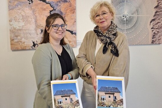 Linda Sauer (l.) und Stabstellenleiterin Klaudia Froede empfehlen die Broschüre allen, die Sanierungsbedarf an ihren Gebäuden erkennen.