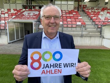 Dirk Neuhaus (66), geboren in Ahlen, verheiratet, eine 26-jährige Tochter; Hobbys: Fußball gucken, Kegeln und Radfahren; Fußballer und Sportfunktionär.