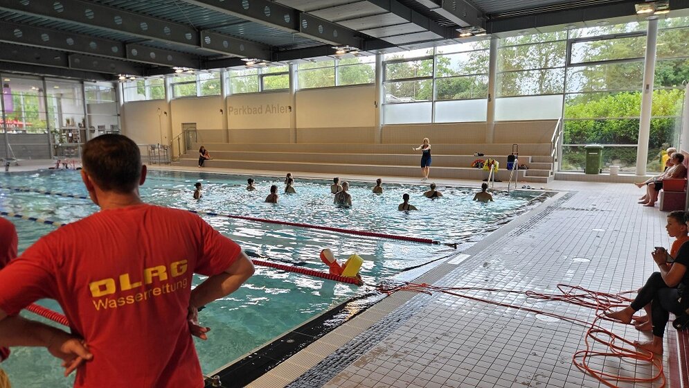 Foto: Schwimmbecken im Parkbad mit mehreren Schwimmern und einem DLRG-Retter