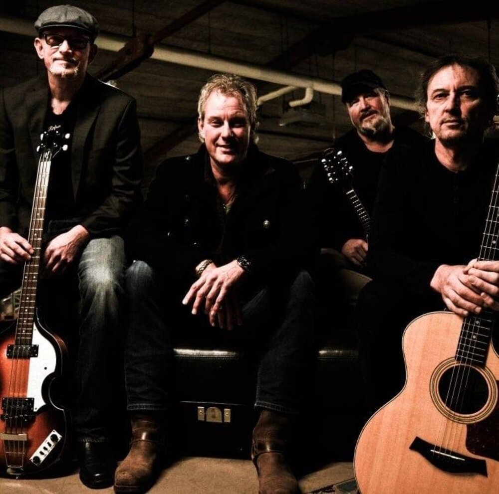 Foto: Bandmitglieder mit Instrumenten