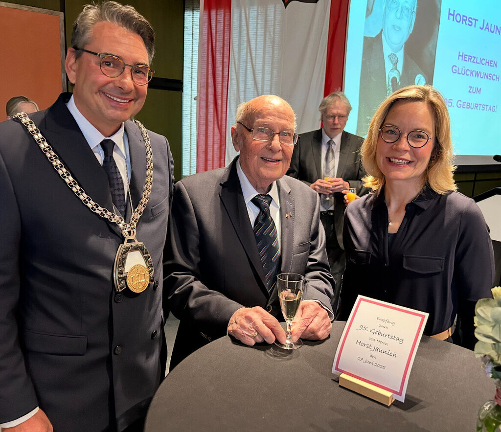 Foto: Bürgermeister Dr. Alexander Berger und Ehefrau Diana gratulierten Horst Jaunich zum 95sten.
